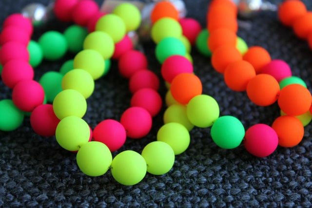 armband kedja neon färger bollar smycken trend