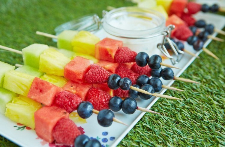 Söta sommarsnacks för barn Recept på spett med regnbågsfrukt med yoghurtdipp