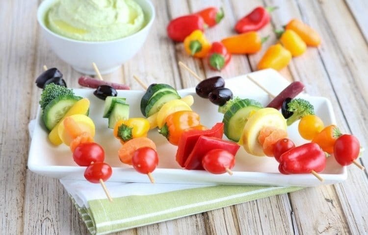 Gör snabba sommarsnacksrecept på råa grönsaker med dip -grönsakskebab själv