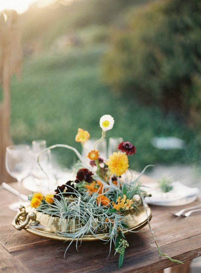 dekoration skål guld äng blommor bröllop utomhus