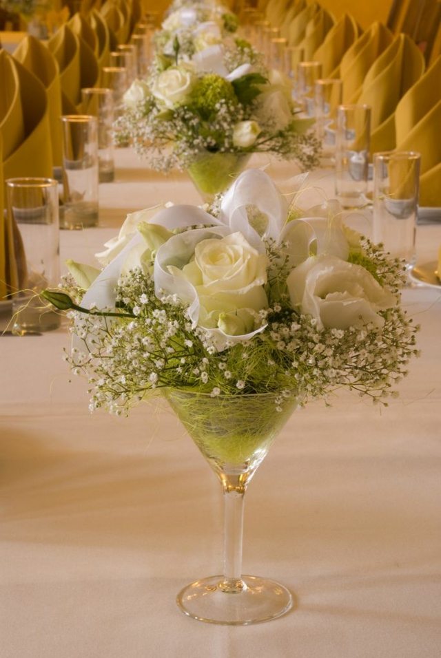 martini glasbukett vita rosor bröllopsdekoration