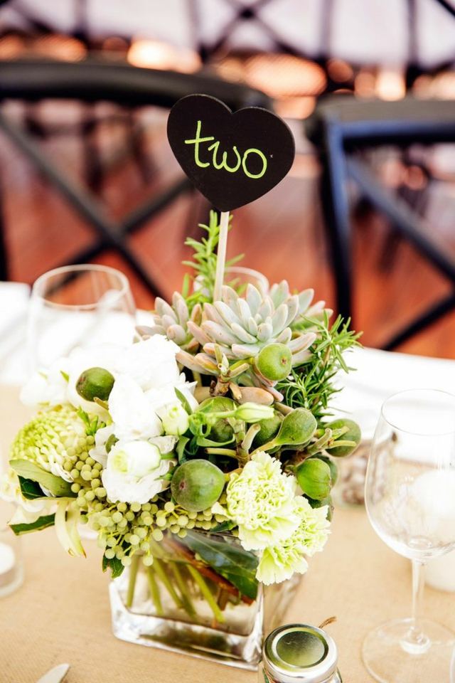 vasglasbukett dekoration succulenter bord nummer bröllop