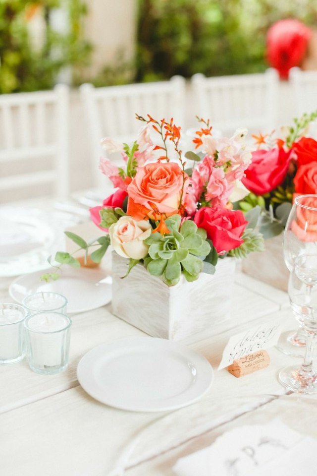 bordsdekorationer bröllop hink vita rosor succulenter