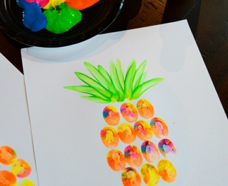 Designa sommarbilder med barn - Glad idé med en färgglad ananas gjord av fingeravtryck