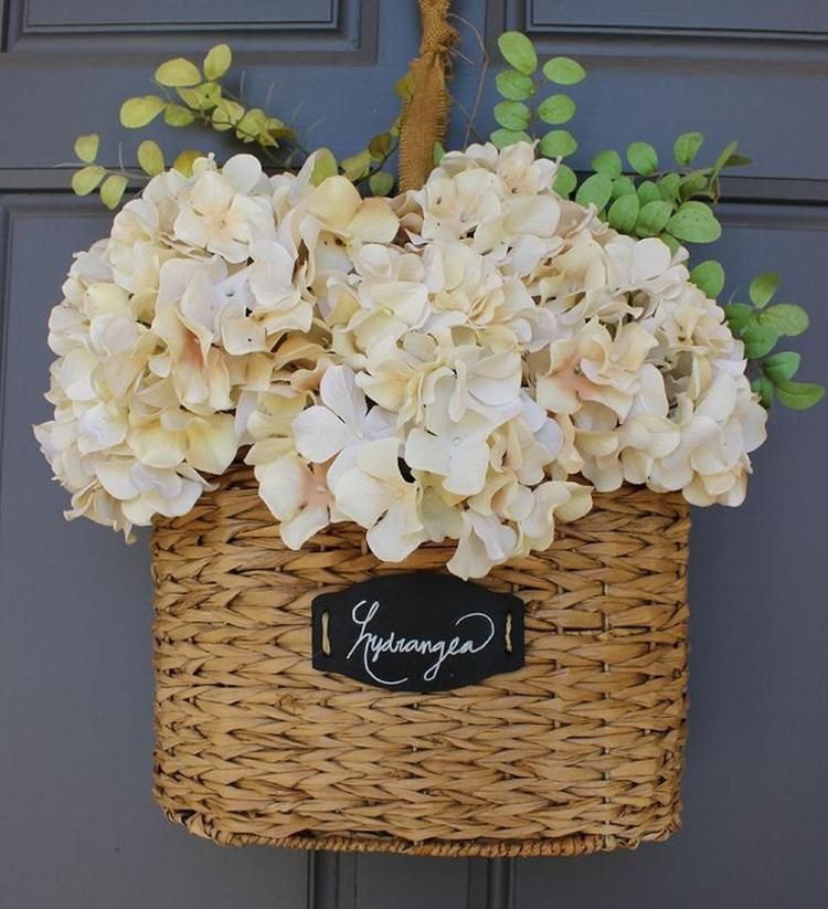 sommarblommor dekoration hortensia-korg-vita-blommor-sommar