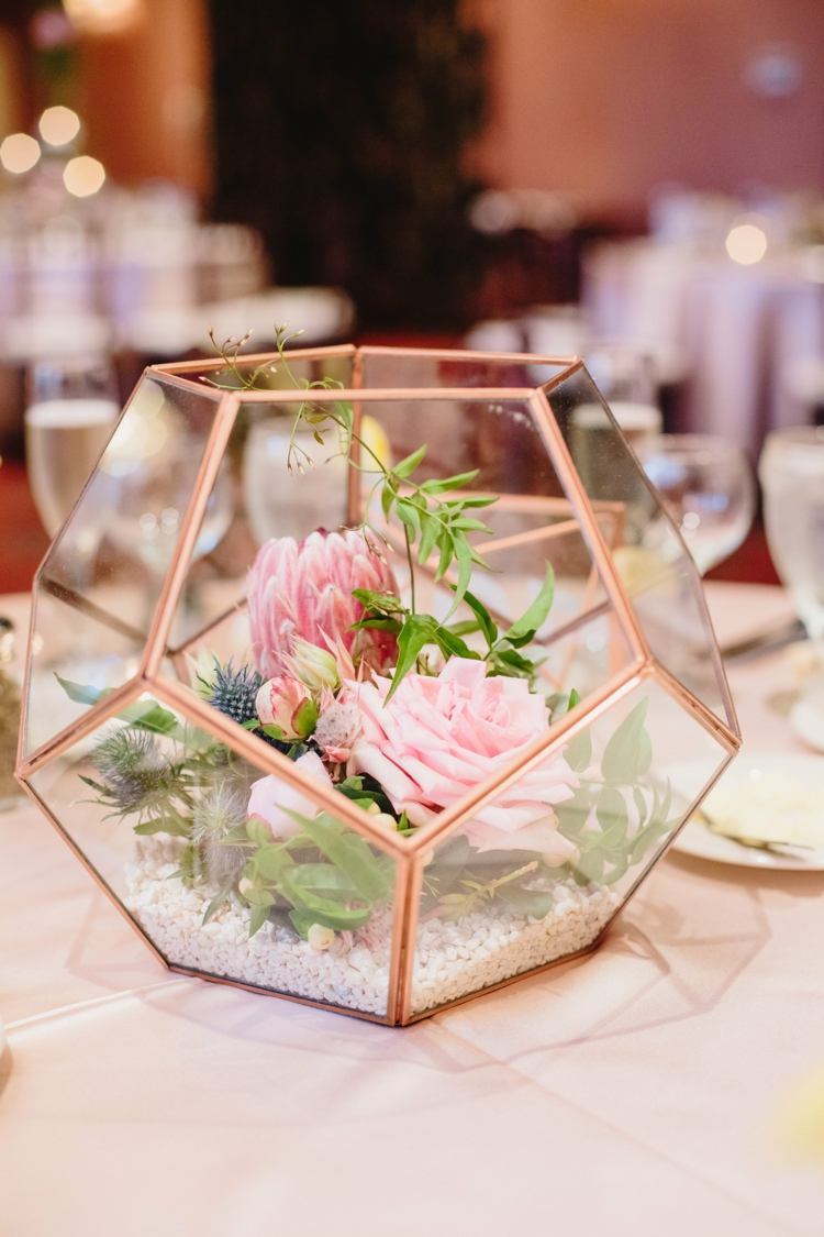 sommar-blommor-dekoration-terrarium-idé-romantisk-modern-koppar-mässing-rosor-rosa