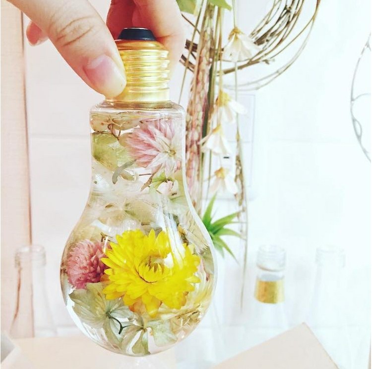 sommar-blommor-dekoration-glödlampa-idé-vatten-vintage-hängande