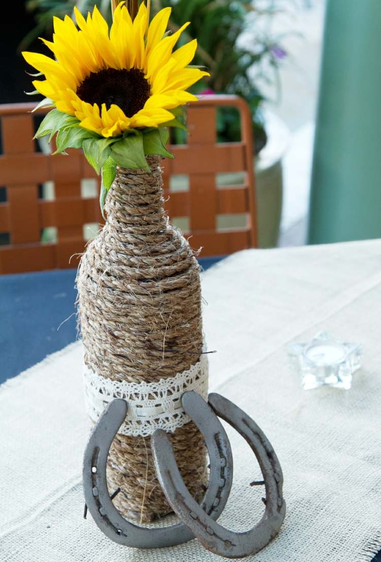 sommar-blommor-dekoration-solros-vin-flaska-rep-rustik-hästsko