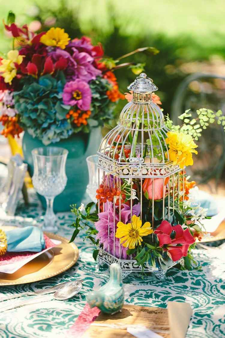 sommar-blommor-dekoration-färgglada-arrangemang-färgglada-blommor-dekorera-bur