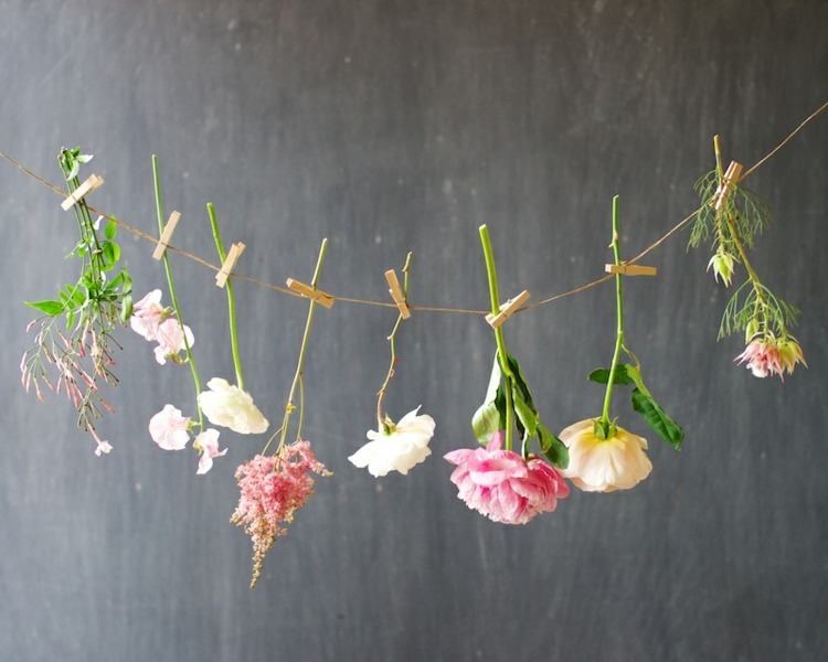 sommarblommor dekoration krans-rosor-astilbe-pion-äng-blommor-trädgård-klädnypor