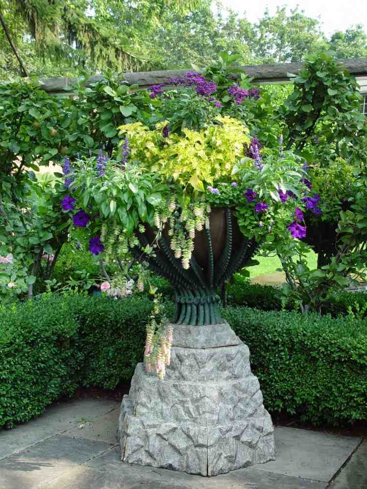 Sommarblommor-trädgård-planter-lila-petunior