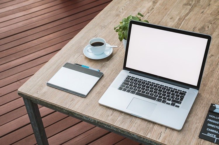 arbetsplats-terrass-sommar-bord-laptop-kaffe