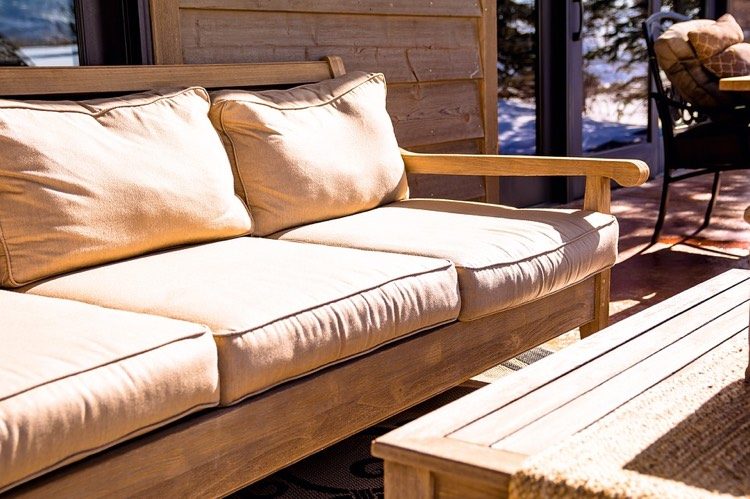 arbete-trädgård-terrass-relax-zon-soffa-trä