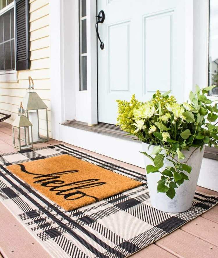 Dekorera din ytterdörr med dörrmattor, mattor, lyktor och planteringar