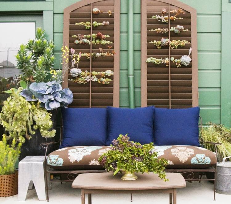 Vacker sommardekoration ute med planterade fönsterluckor - idé med succulenter