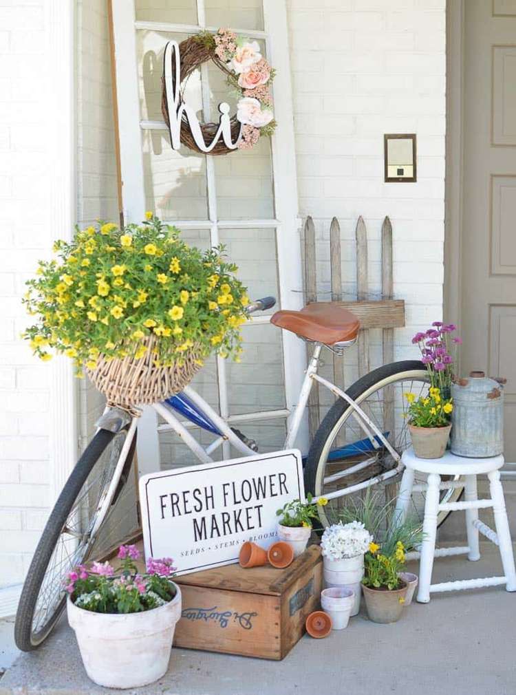 Dekorera huset med ett fönster, en cykel och blommor