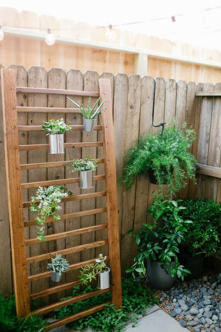 Använd trägitterna i en barnsäng för att hänga upp växter