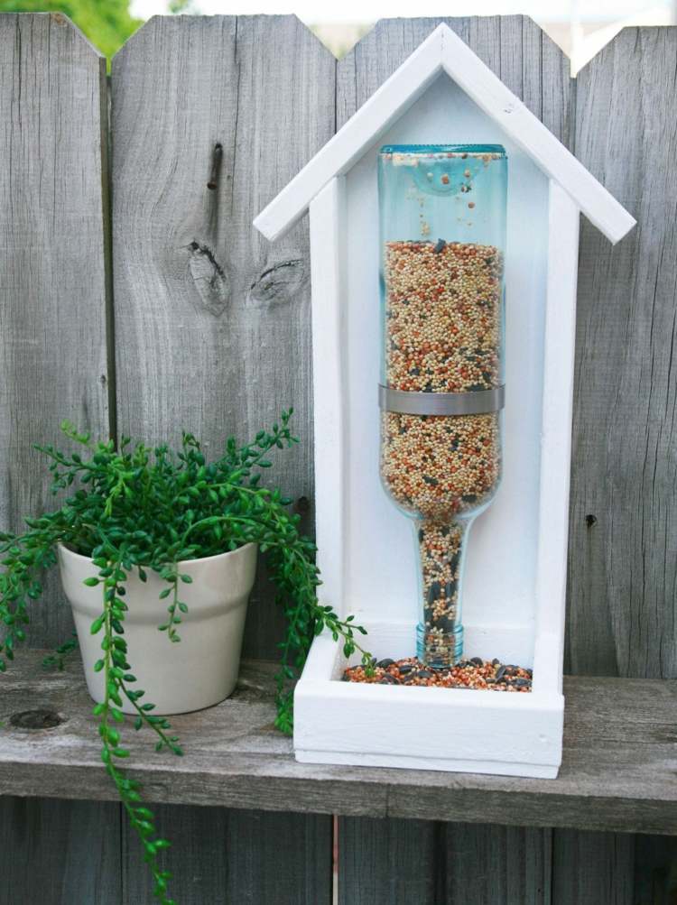 Idé för ett DIY -fågelhus med matdispenser från en glasflaska