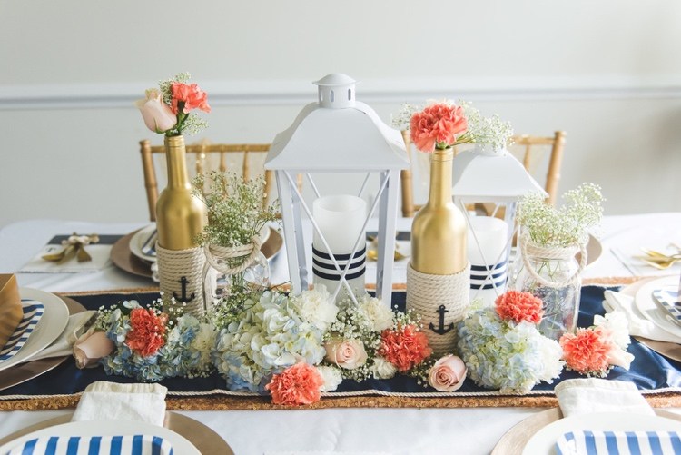 Gör sommardekorationer till bordet med färska blommor i maritim stil
