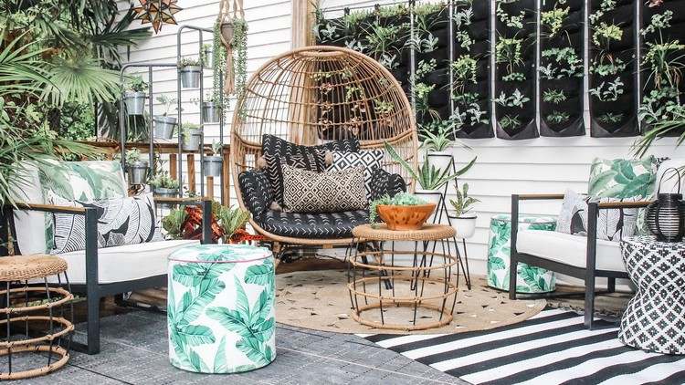 Dekorera terrassen på sommaren med växter och botaniska motiv