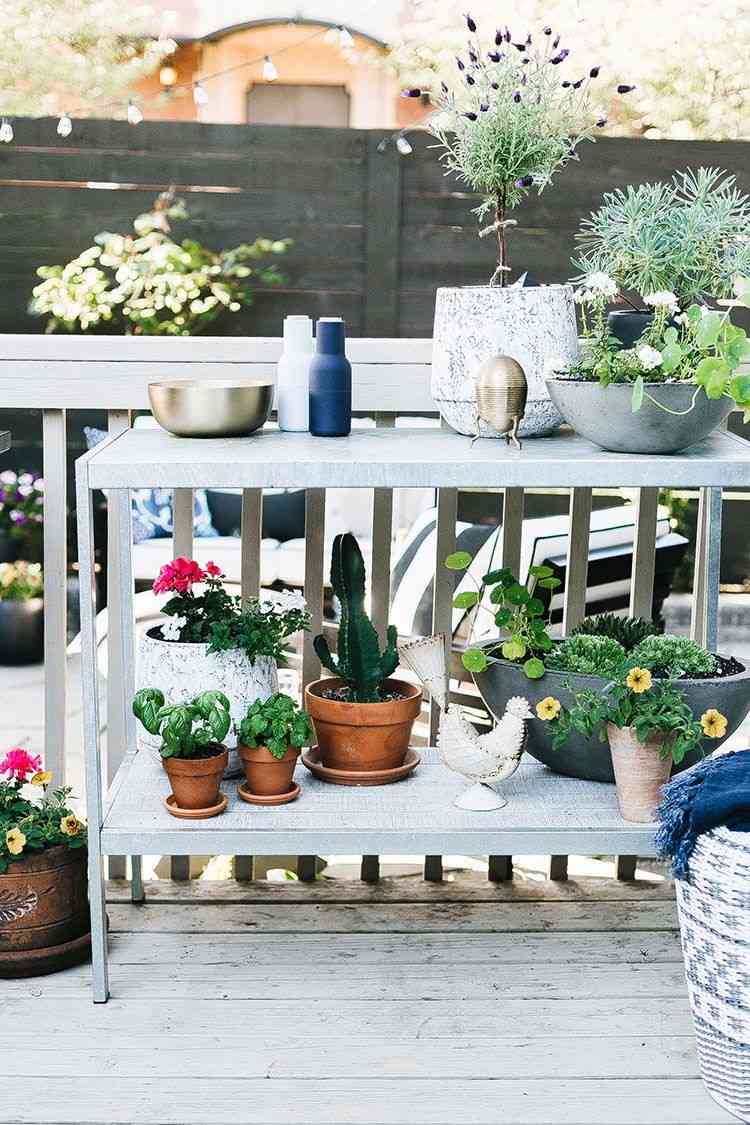 Dekoration för terrass i sommar sidobord med blomkrukor