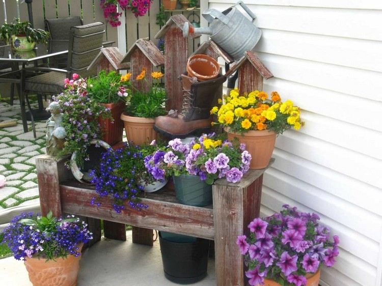 DIY -dekoration för utomhus på sommaren Träbänk med blommor i krukor