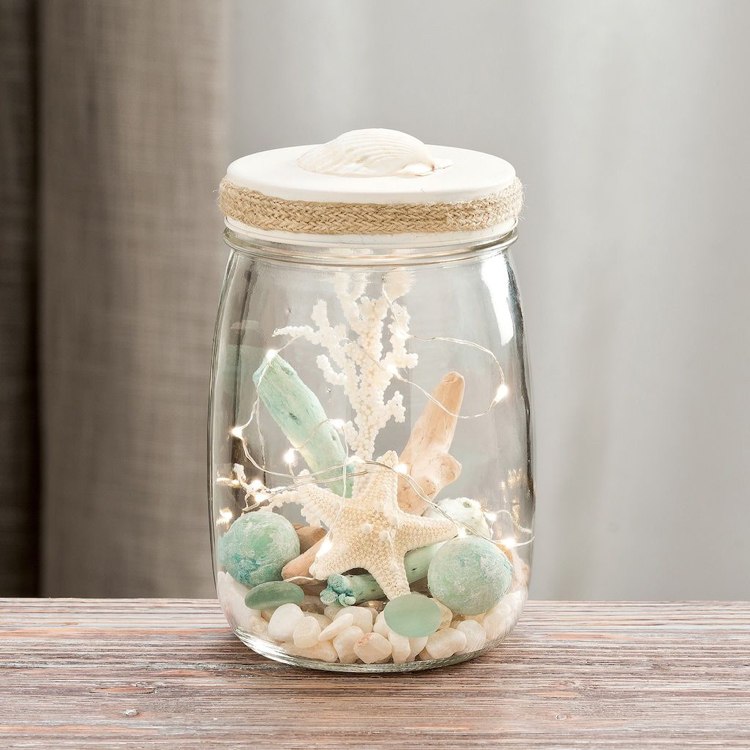 Gör din egen dekoration i ett glas med sagoljus och sjöstjärnor och korall och drivved