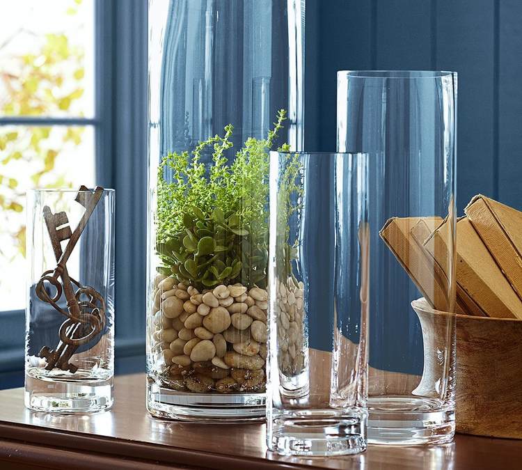Gör din egen dekoration i ett högt glas med stenar och sand och ökenväxter