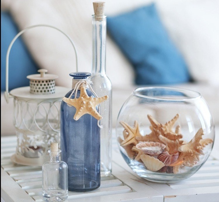 Gör din egen maritima dekoration i ett runt glas till ditt vardagsrums soffbord