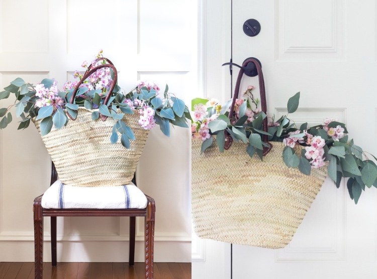 Gör sommardekorationer själv med blommor vävda i en handväska