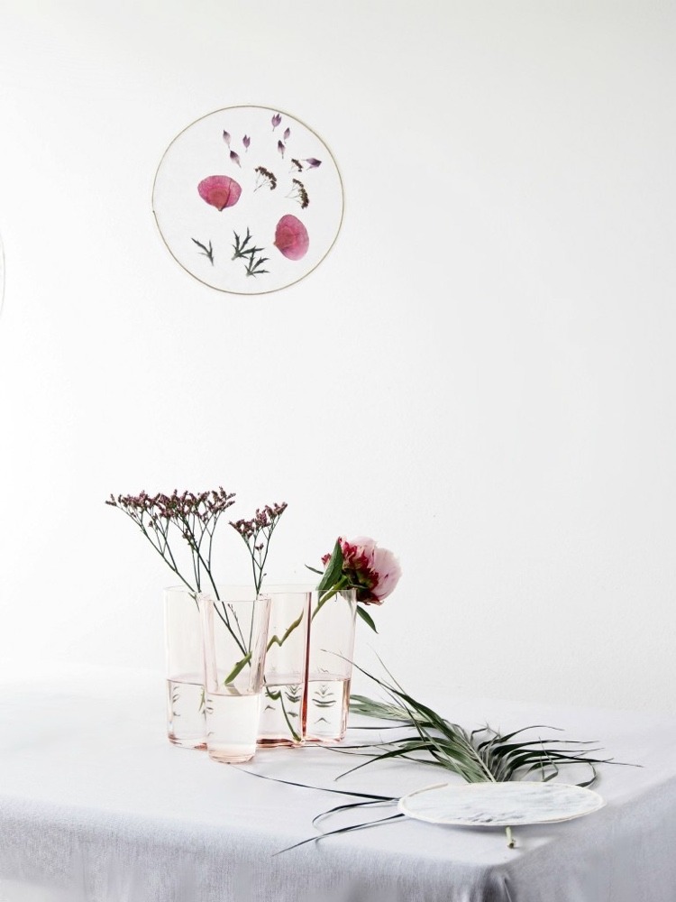 Gör sommardekorationer med blommor själv puristiska