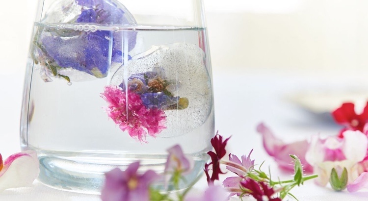 Isbitar med blommor i vasen ordnar dekorationsidéer för sommaren