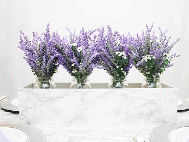 Försköna sommardekorationer med lavendel i blomlådor med dekorationspapper