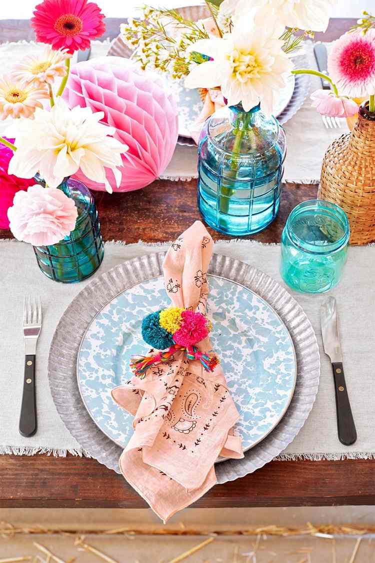Gör sommardekorationer själv med blommor och pom poms och servetter med papper