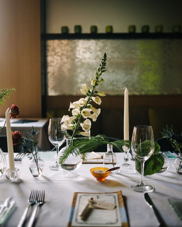 Sommardekorationer med blommor får det att se exotiskt ut