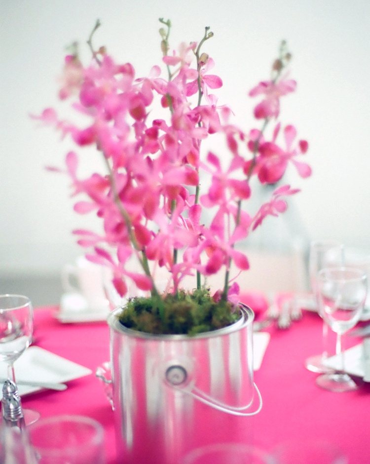 Sommardekoration med färska blommor på bordet i modernt rosa