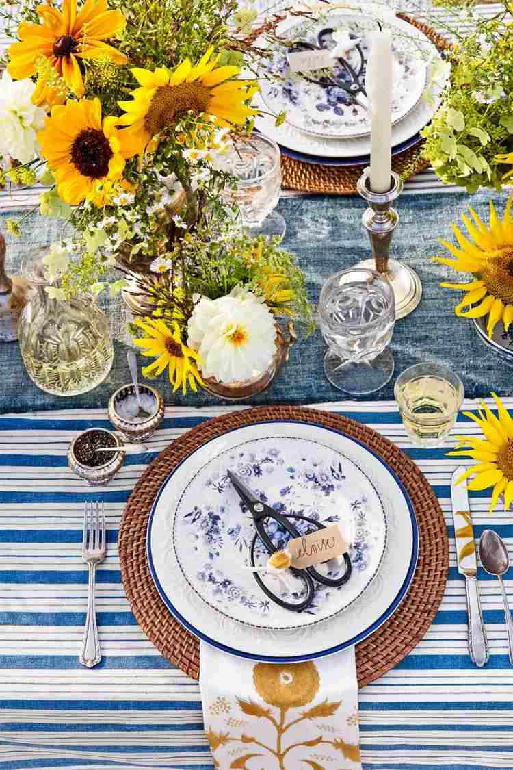 Sommardekoration med solrosor och en maritim bordslöpare