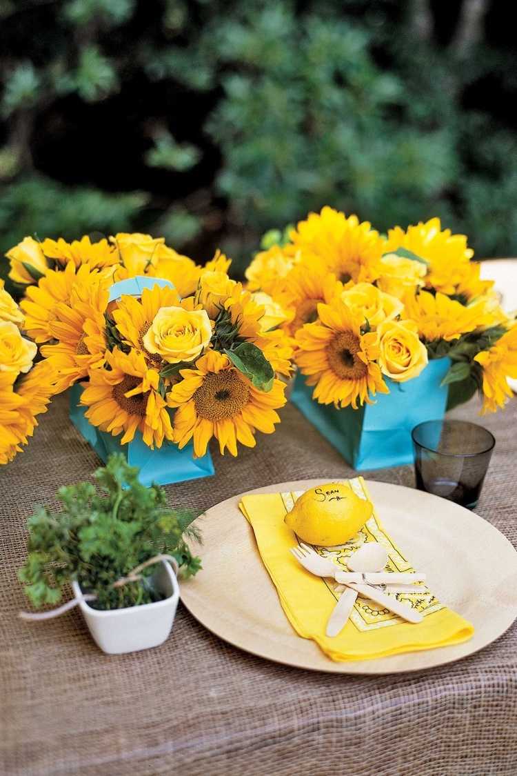 Sommardekoration med solrosor och citroner till bordet