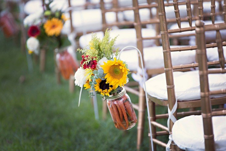 sommar dekor bröllop solrosor morötter glasbehållare