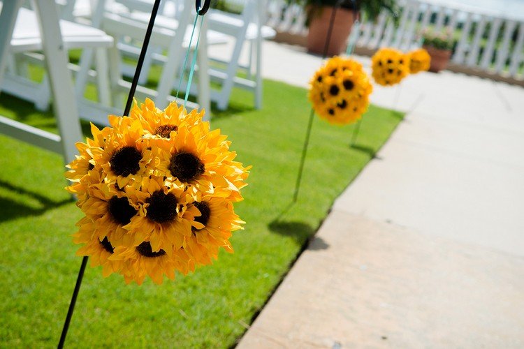 bröllopsdekoration solrosbollar enkla arrangemang