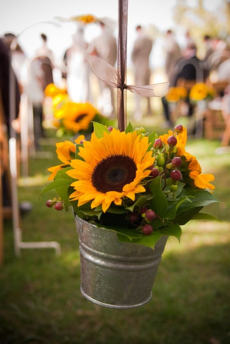 sommar dekor bröllop hängande zinkbehållare solrosbär