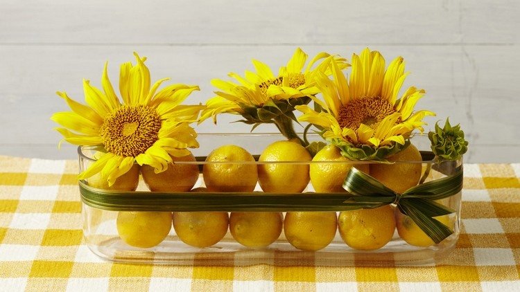 färsk sommar dekoration gula solrosor citroner