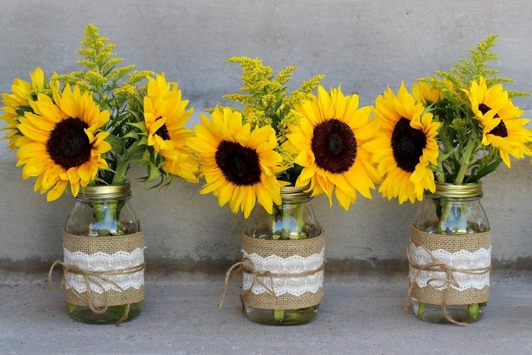 DIY sommardekoration med solrosglasbehållare som vaser