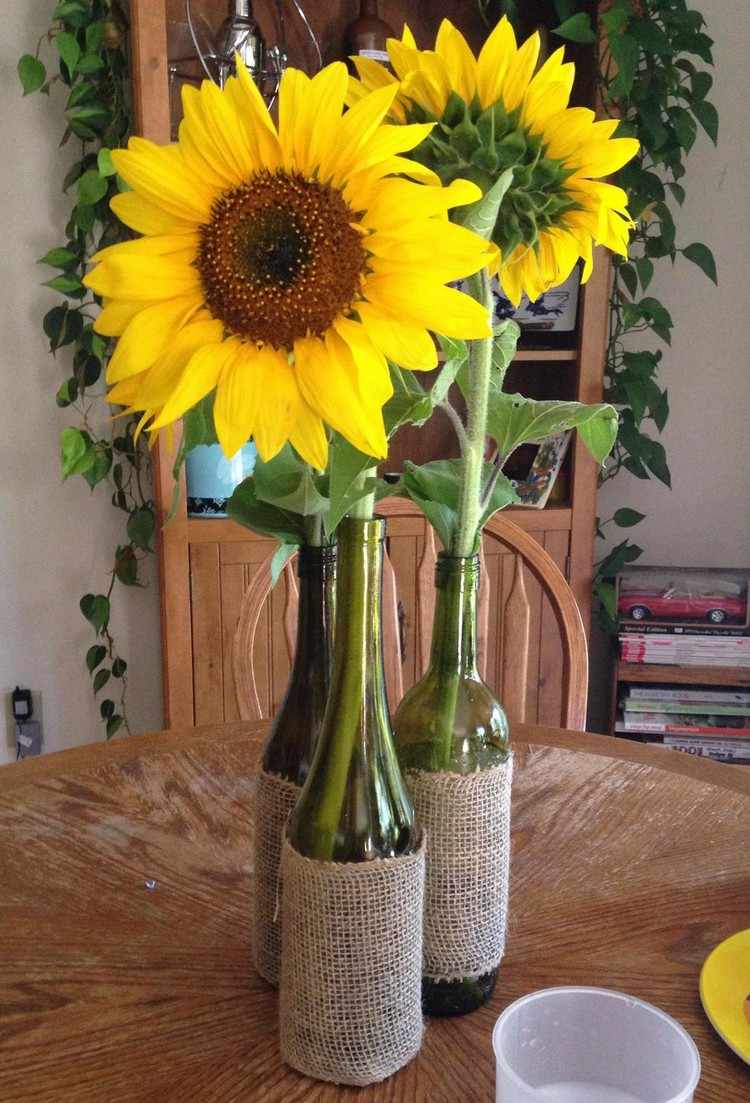 sommar dekoration med solrosor glas vas vinflaska jute