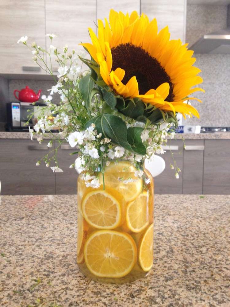 original diy sommardekoration med solrosväxter citronskivor