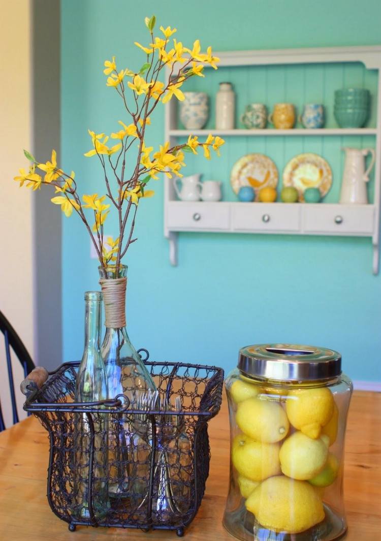 sommar-dekoration-gör-det-själv-tinker-bord-dekoration-citron-gula-blommor-konservering-glas-turkos-träbord