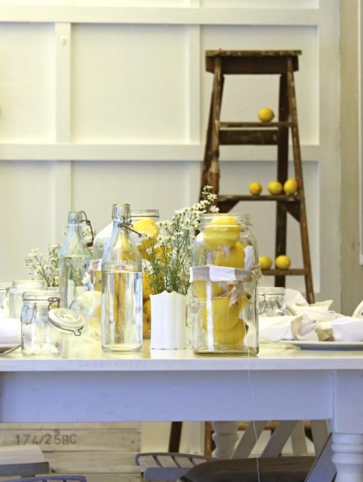 sommar-dekoration-gör-det-själv-tinker-bord-dekoration-citron-vintage-konservering-burkar-glas-stege-gul