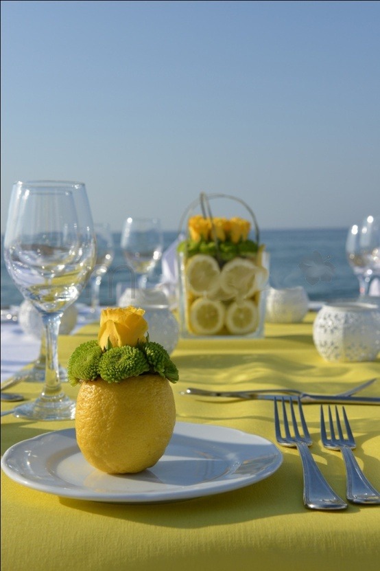 bordsdekorationer sommar citroner gula rosor idéer
