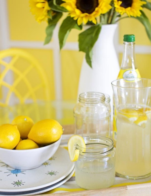 sommar dekoration bord solrosor citroner margarita