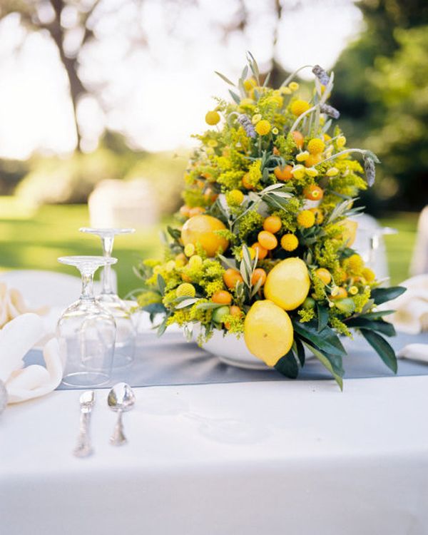 sommar dekoration bord trädgård fest blommor citroner